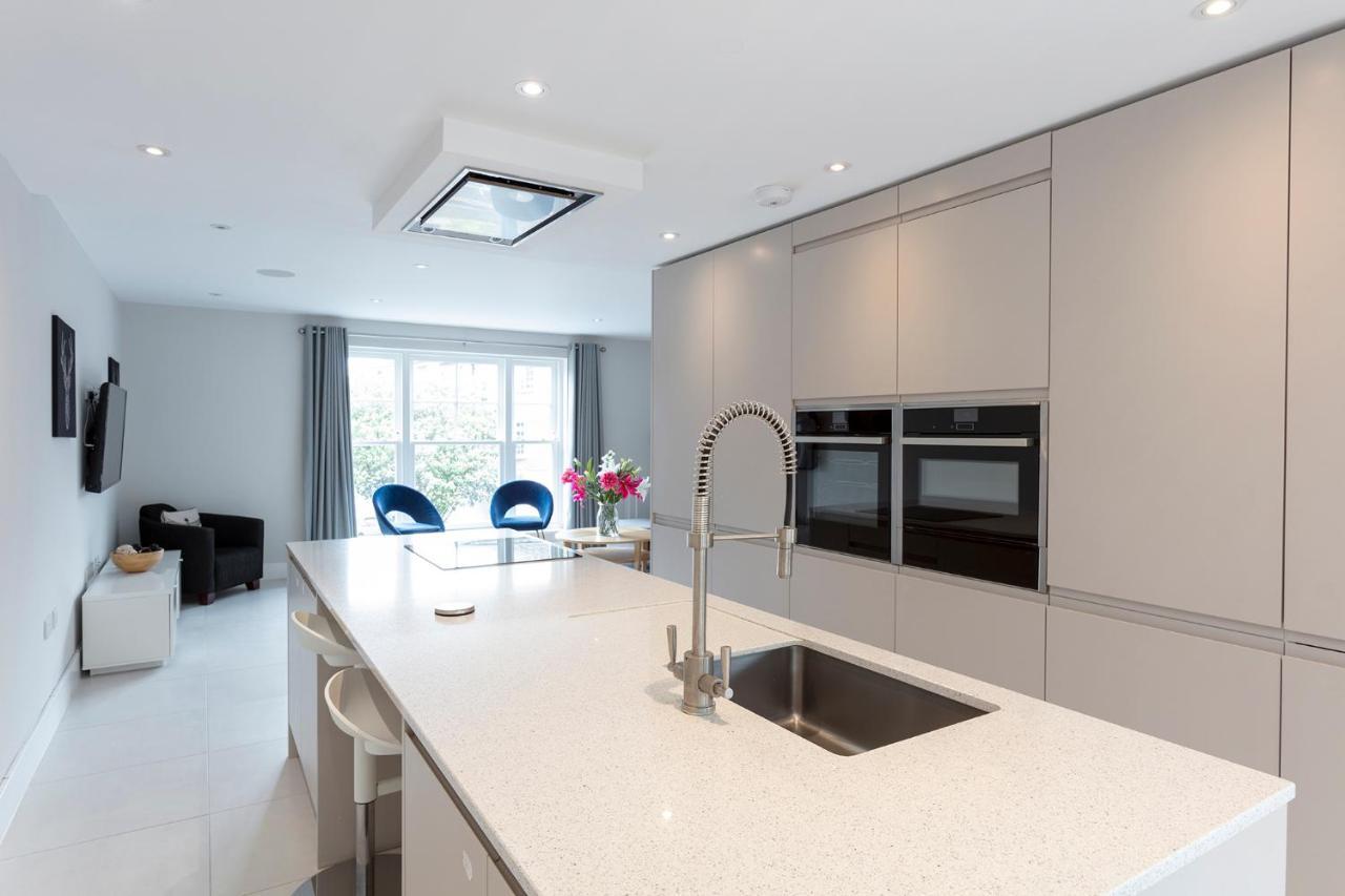 Immaculate Central Windsor Town House With Parking Kültér fotó