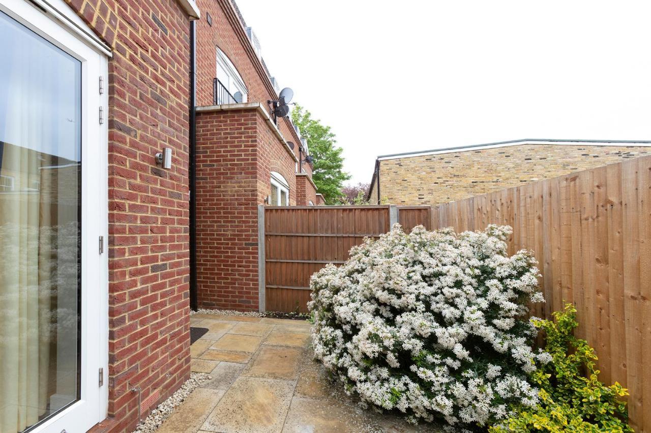 Immaculate Central Windsor Town House With Parking Kültér fotó