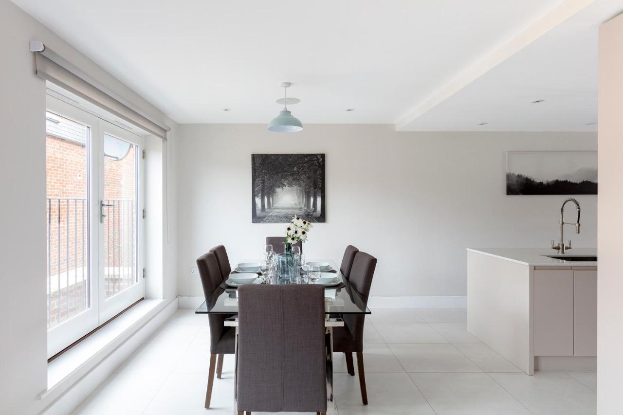 Immaculate Central Windsor Town House With Parking Kültér fotó