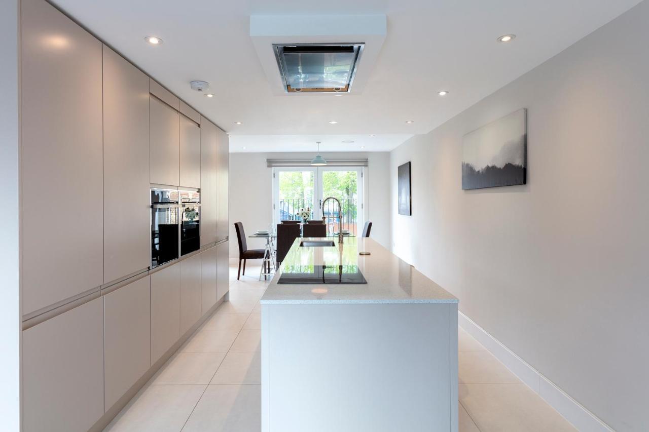 Immaculate Central Windsor Town House With Parking Kültér fotó